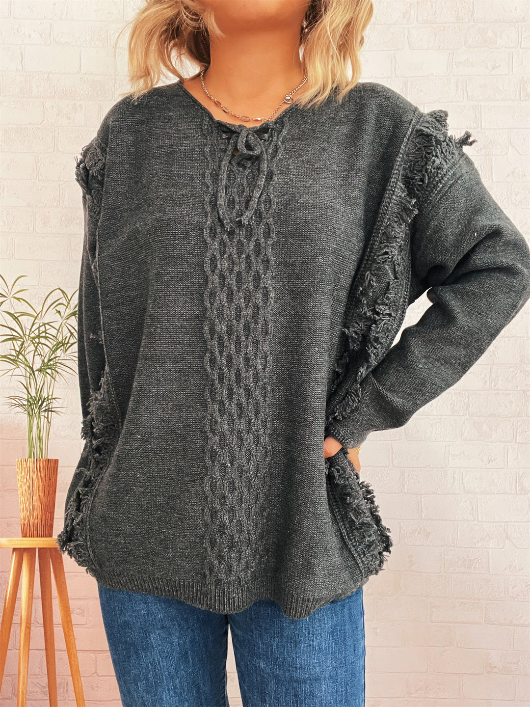 Dams oversized stickad tröja med lekfullt fransdesign och flätmönster Mirla-Eva Jonsson