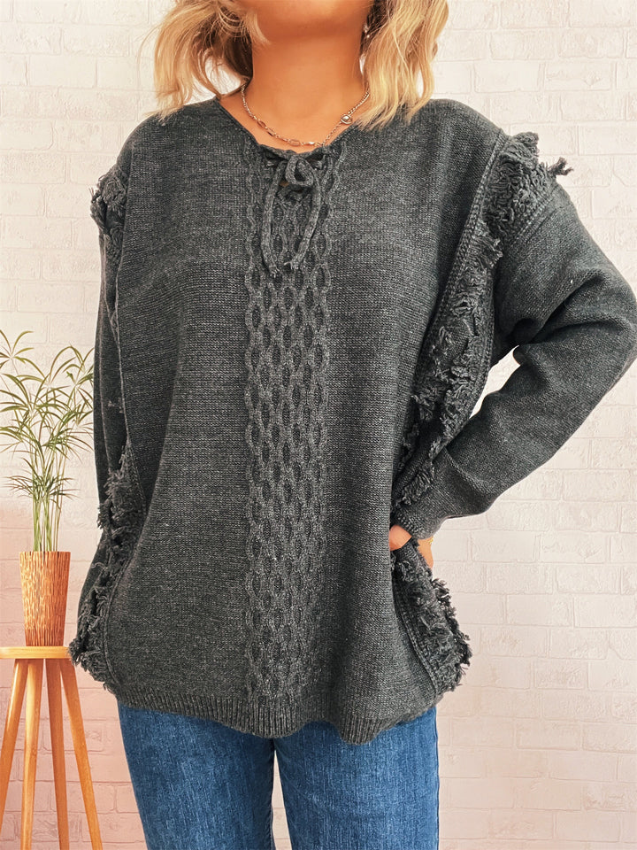 Dams oversized stickad tröja med lekfullt fransdesign och flätmönster Mirla-Eva Jonsson