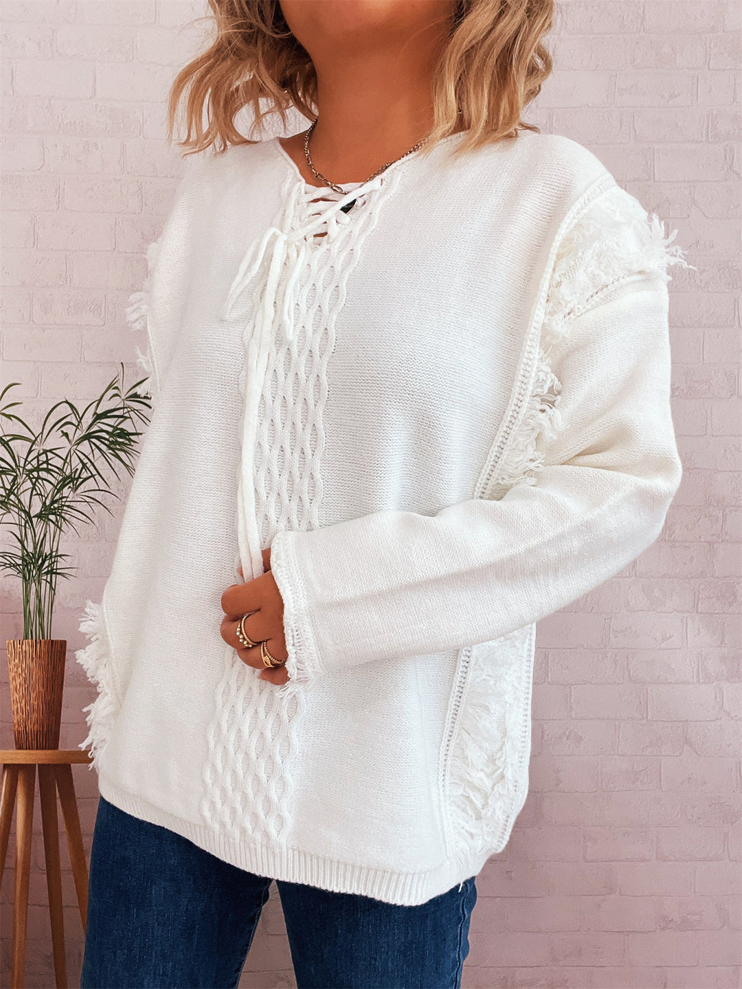 Dams oversized stickad tröja med lekfullt fransdesign och flätmönster Mirla-Eva Jonsson