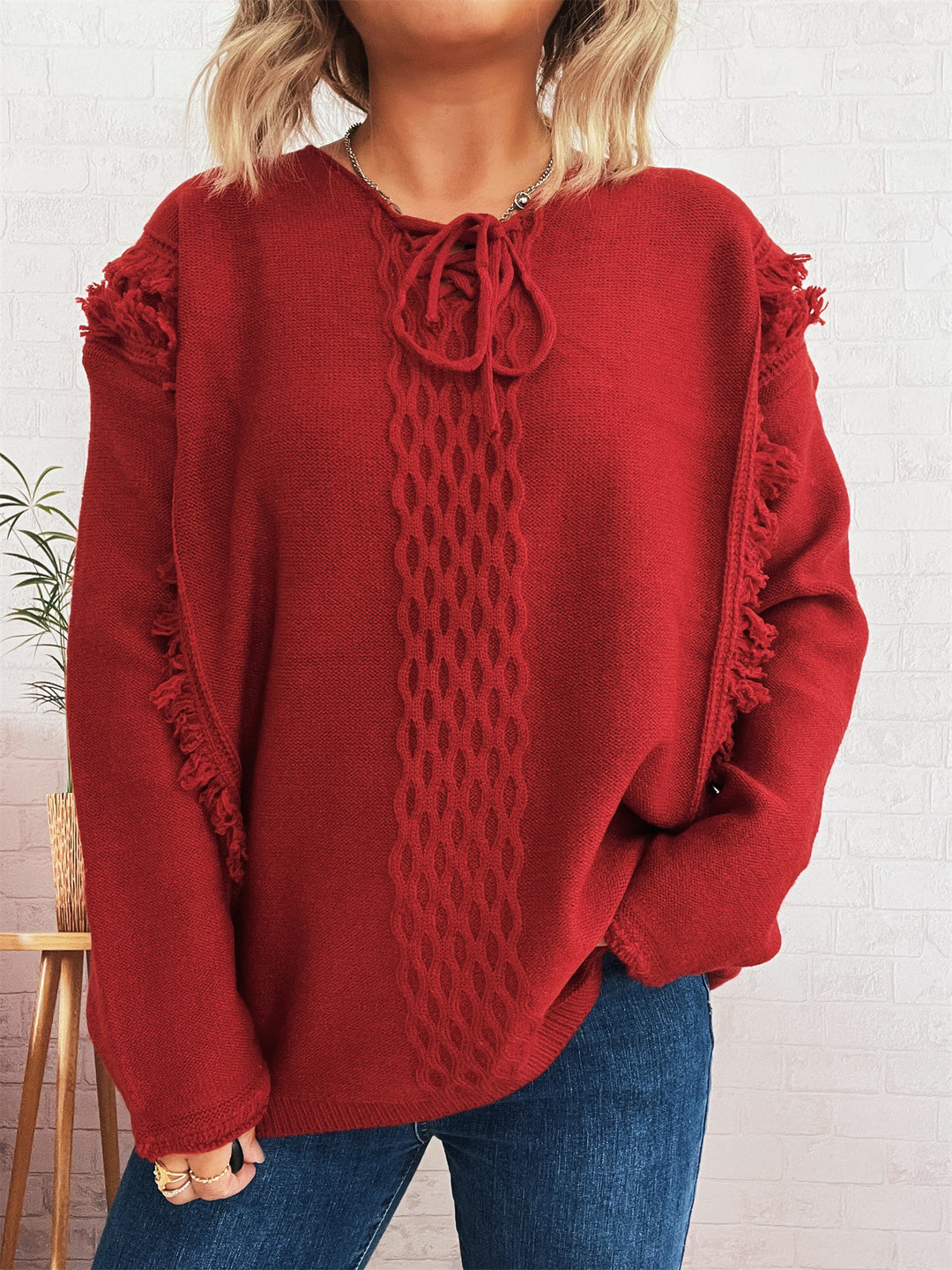 Dams oversized stickad tröja med lekfullt fransdesign och flätmönster Mirla-Eva Jonsson