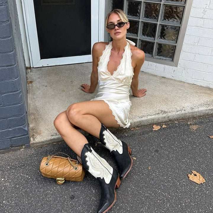 Dams sexy nattklänning med elegant spetskrage och justerbara band Mirla-Eva Jonsson