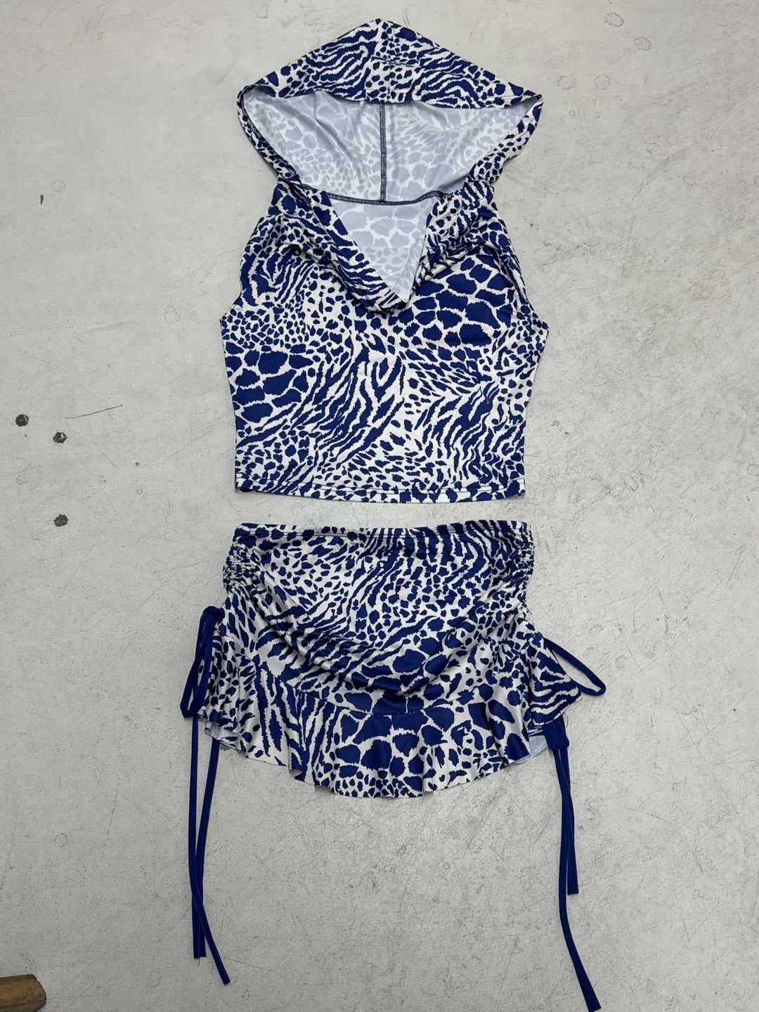 Dams sportigt bikinitset med huva och lekfull design med volanger Mirla-Eva Jonsson