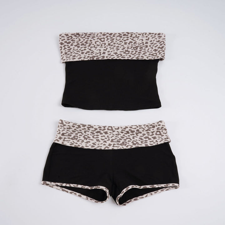 Dams sportigt crop-top och shorts-set i modernt leoprint Mirla-Eva Jonsson