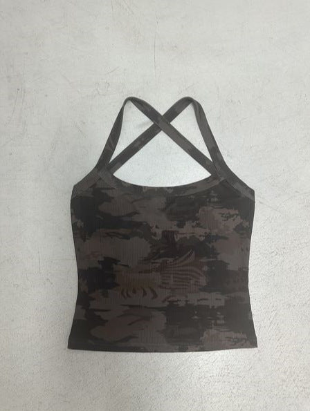 Dams sportigt linne med X-formad rygg och camouflage-mönster Mirla-Eva Jonsson