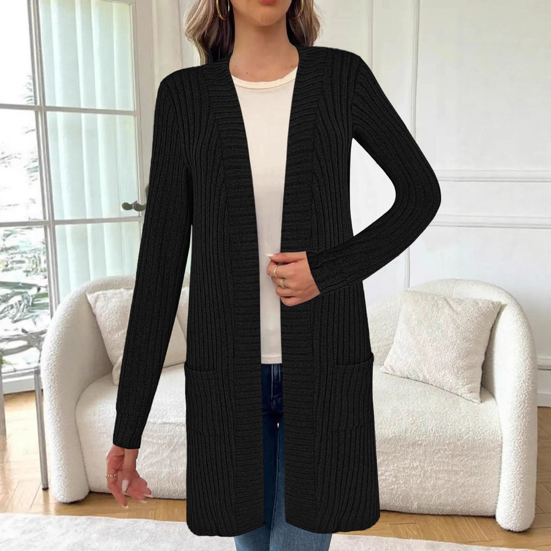 Dams stickad cardigan med fint ribbmönster och praktiska fickor Mirla-Eva Jonsson