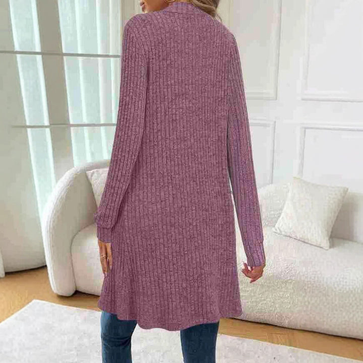 Dams stickad cardigan med fint ribbmönster och praktiska fickor Mirla-Eva Jonsson