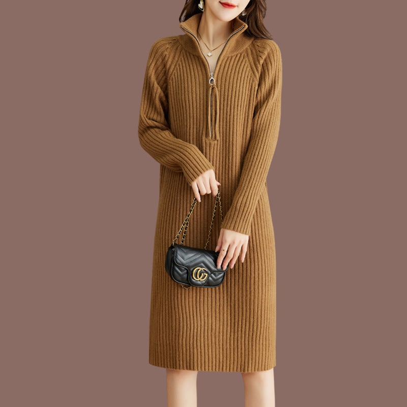 Dams stickad klänning med uppstående krage och strukturerad ribbstruktur Eva Jonsson-Eva Jonsson