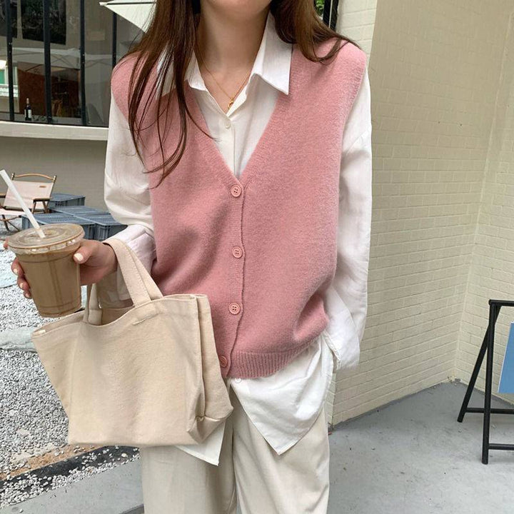 Dams stickad väst med elegant V-hals och knäppning Mirla-Eva Jonsson