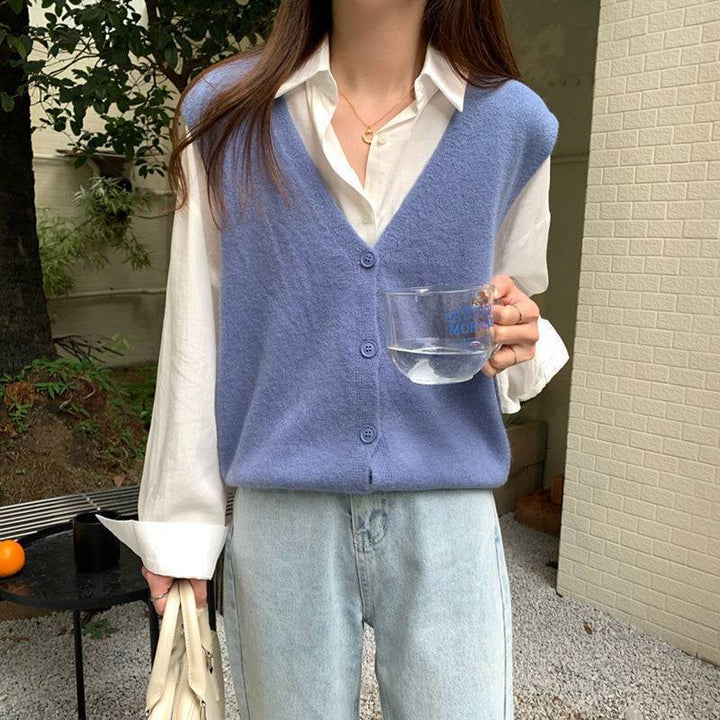 Dams stickad väst med elegant V-hals och knäppning Mirla-Eva Jonsson