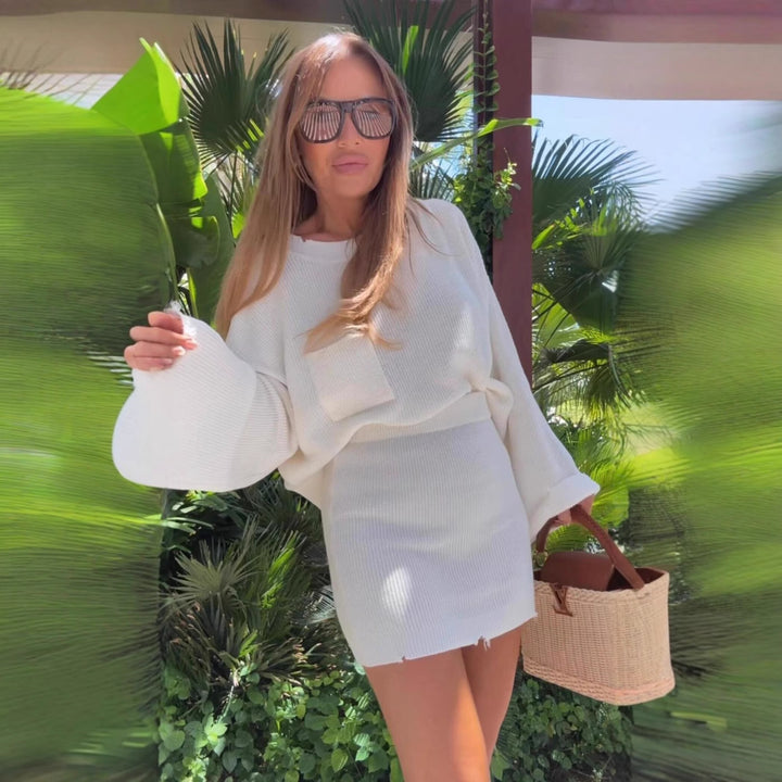 Dams stickade klänning med löst sittande och eleganta ärmar Mirla-Eva Jonsson