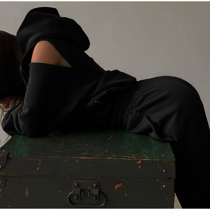Dams stiliga hoodie topp med öppna axlar och lös passform Mirla-Eva Jonsson