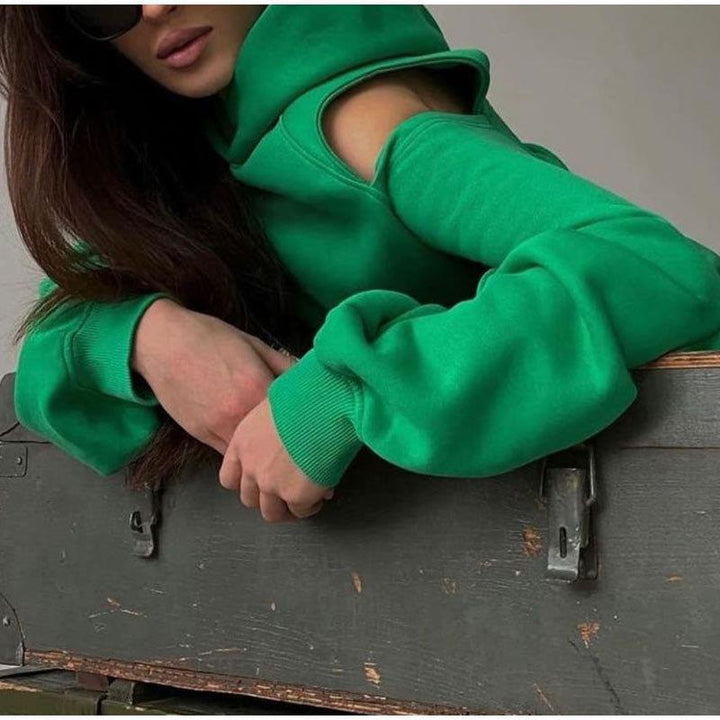 Dams stiliga hoodie topp med öppna axlar och lös passform Mirla-Eva Jonsson