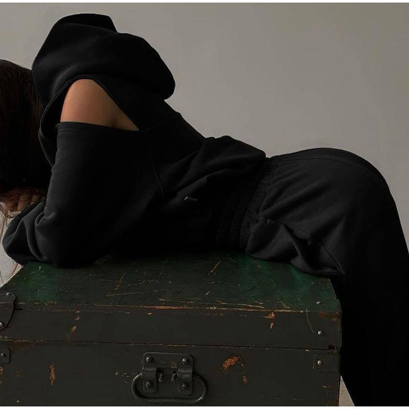 Dams stiliga hoodie topp med öppna axlar och lös passform Mirla-Eva Jonsson