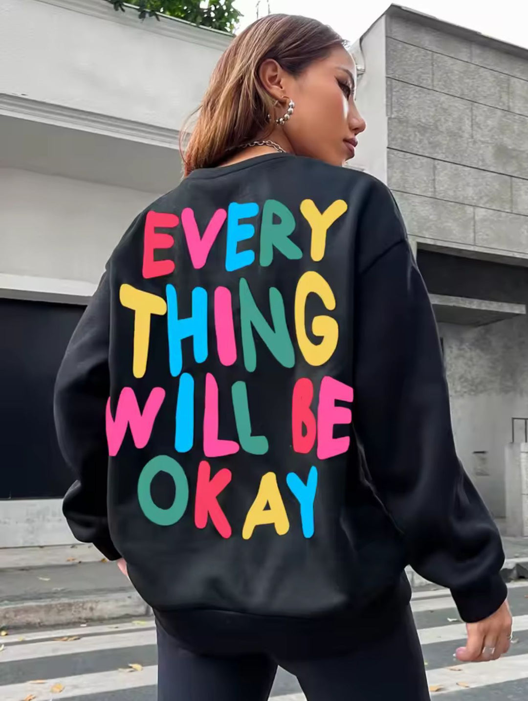 Dams sweatshirt med färgglad text Mirla-Eva Jonsson