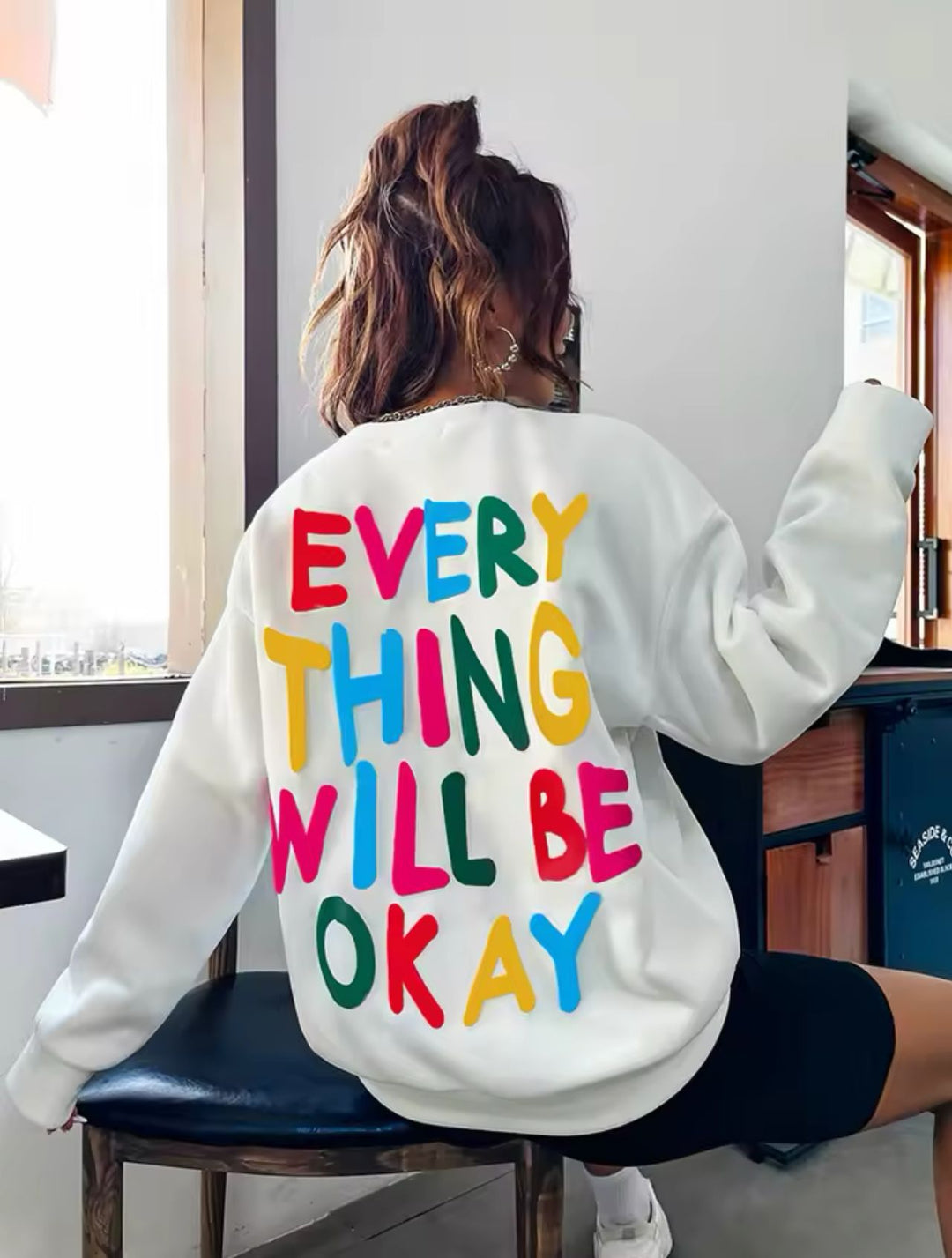 Dams sweatshirt med färgglad text Mirla-Eva Jonsson