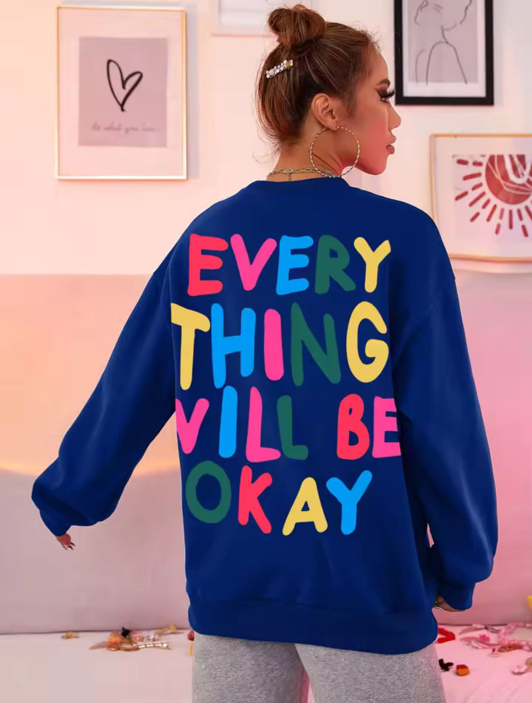 Dams sweatshirt med färgglad text Mirla-Eva Jonsson
