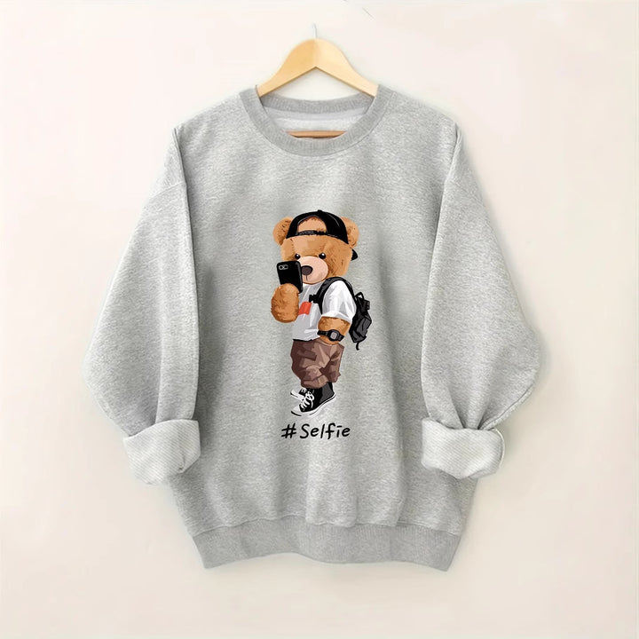 Dams sweatshirt med konstnärlig björndesign och avslappnad passform Mirla-Eva Jonsson