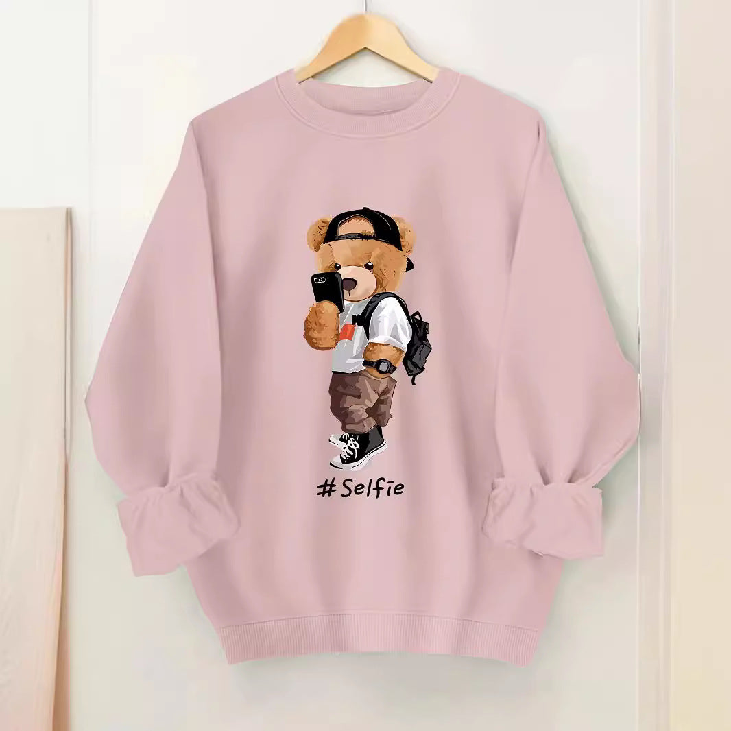 Dams sweatshirt med konstnärlig björndesign och avslappnad passform Mirla-Eva Jonsson
