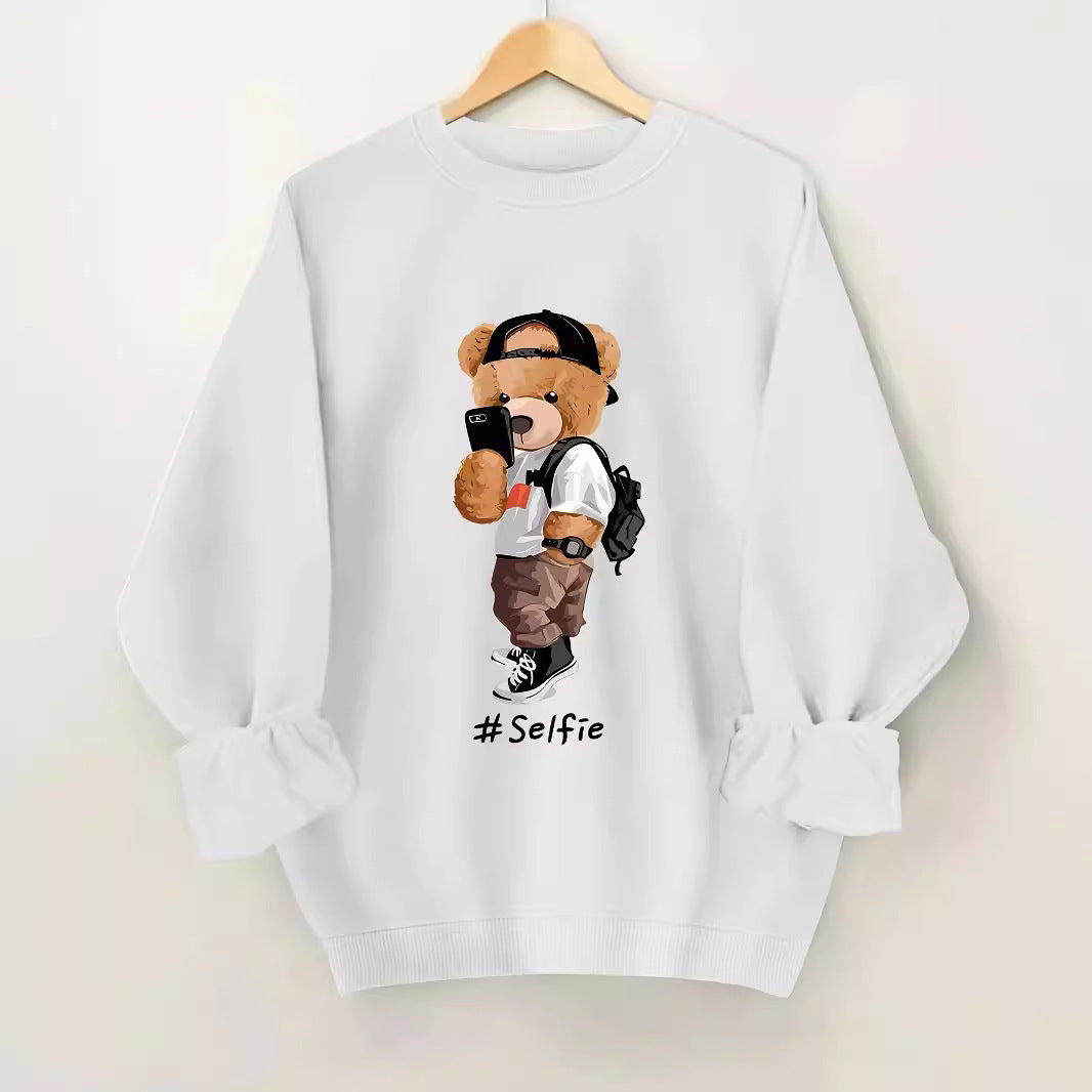 Dams sweatshirt med konstnärlig björndesign och avslappnad passform Mirla-Eva Jonsson