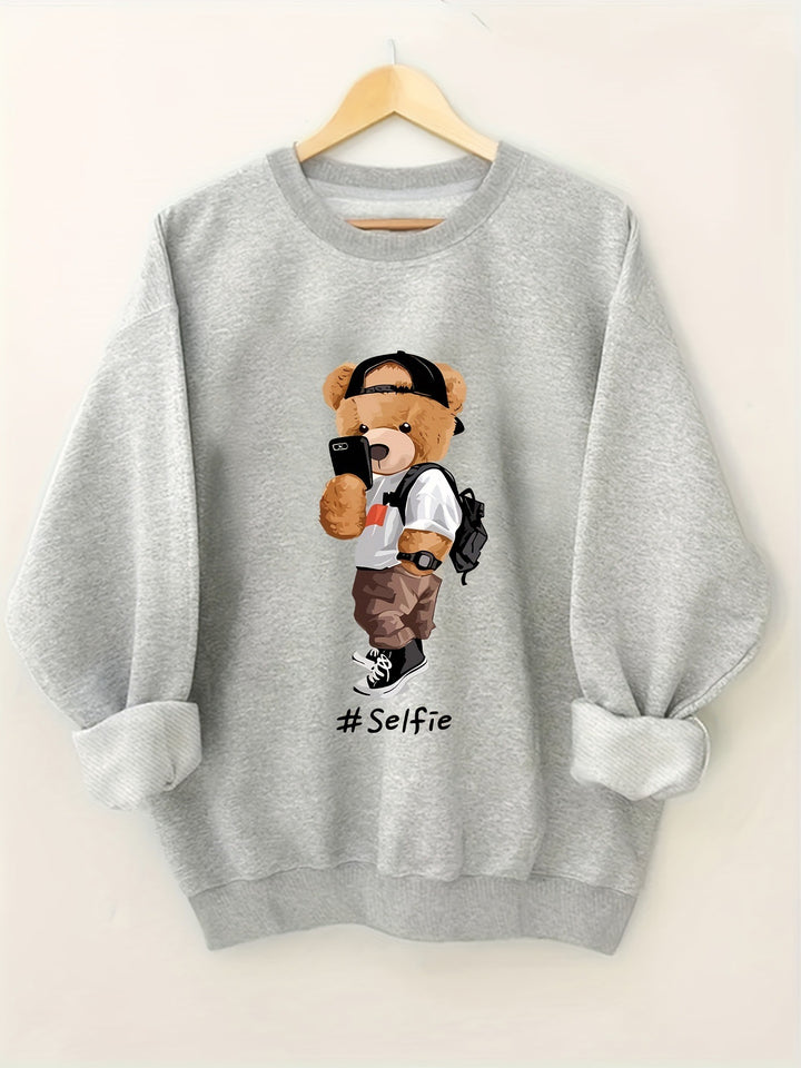 Dams sweatshirt med konstnärlig björndesign och avslappnad passform Mirla-Eva Jonsson