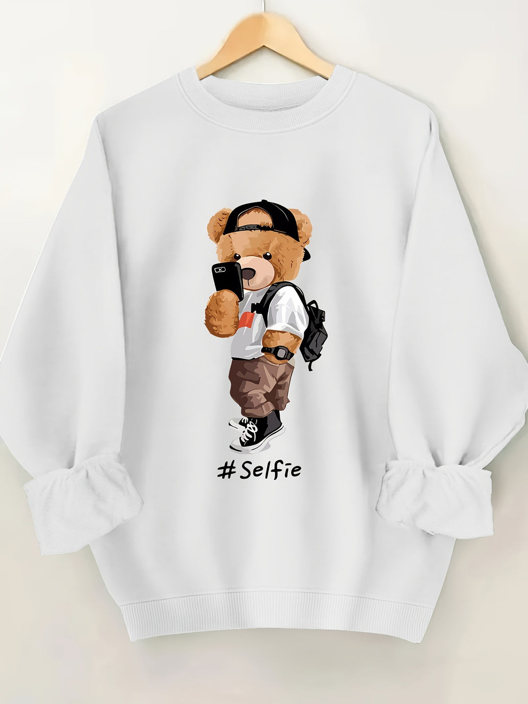 Dams sweatshirt med konstnärlig björndesign och avslappnad passform Mirla-Eva Jonsson
