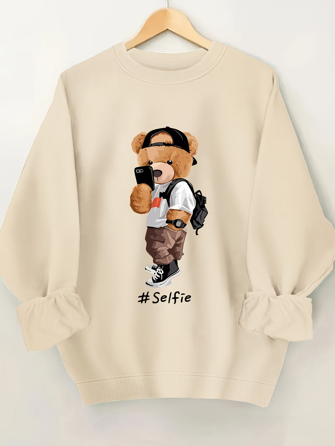 Dams sweatshirt med konstnärlig björndesign och avslappnad passform Mirla-Eva Jonsson