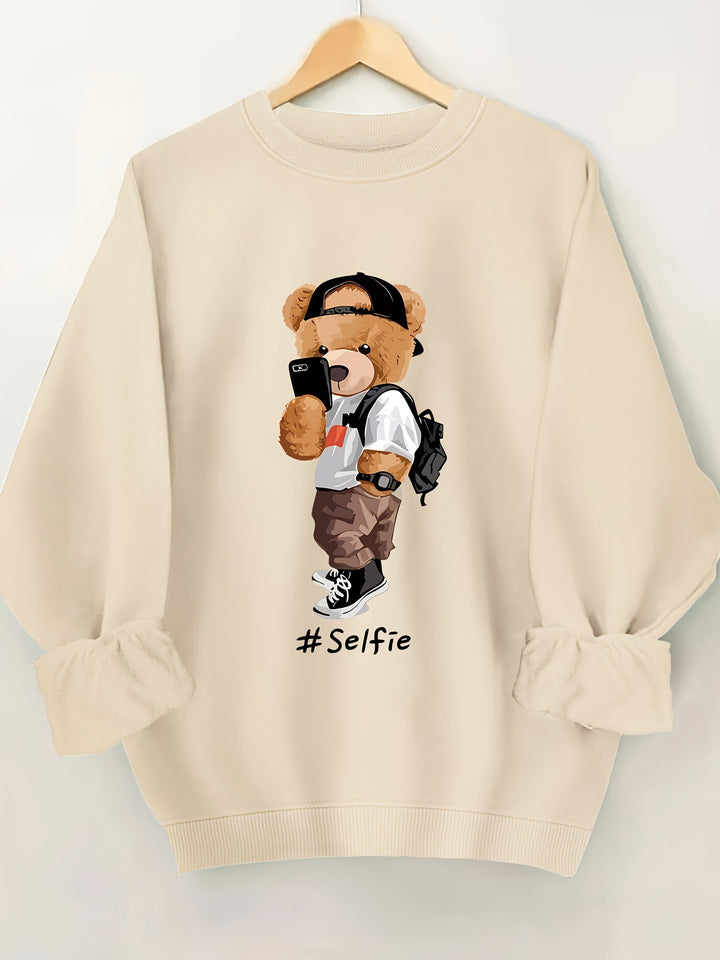 Dams sweatshirt med konstnärlig björndesign och avslappnad passform Mirla-Eva Jonsson