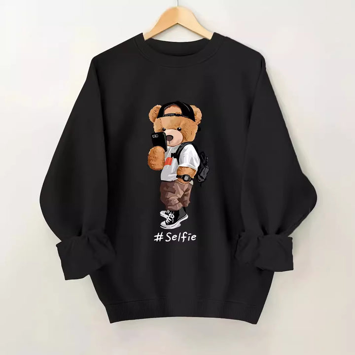 Dams sweatshirt med konstnärlig björndesign och avslappnad passform Mirla-Eva Jonsson