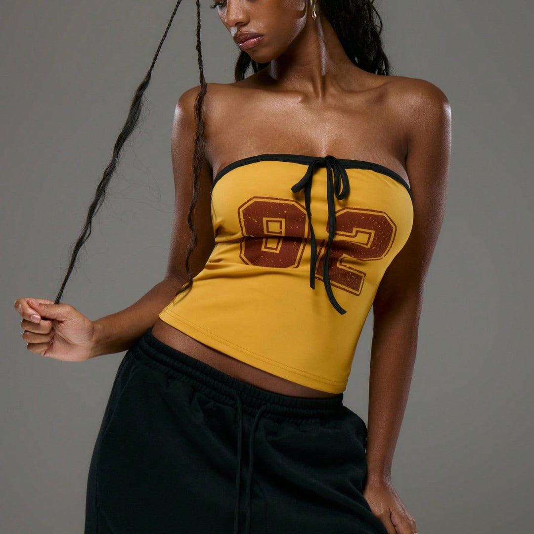 Dams topp med strapless design och dekorativ dragsko Eva Jonsson-Eva Jonsson