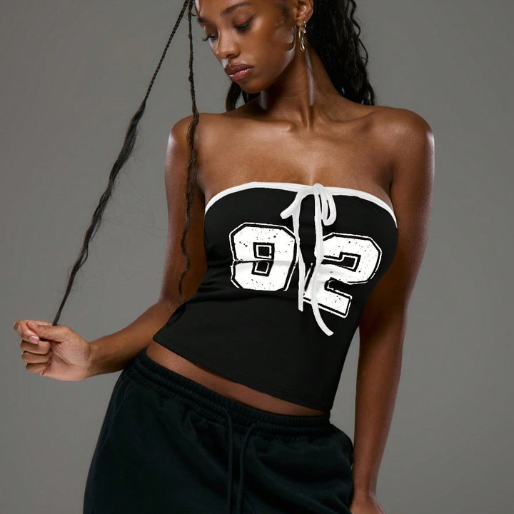 Dams topp med strapless design och dekorativ dragsko Eva Jonsson-Eva Jonsson