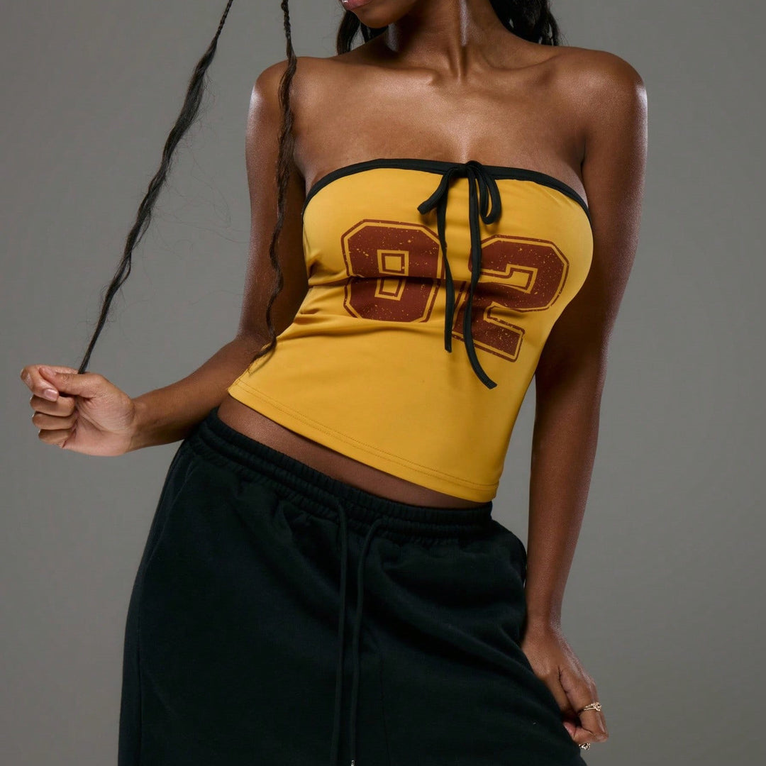 Dams topp med strapless design och dekorativ dragsko Eva Jonsson-Eva Jonsson