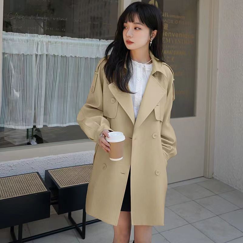 Dams trenchcoat med modernt oversized snitt och eleganta detaljer Mirla-Eva Jonsson