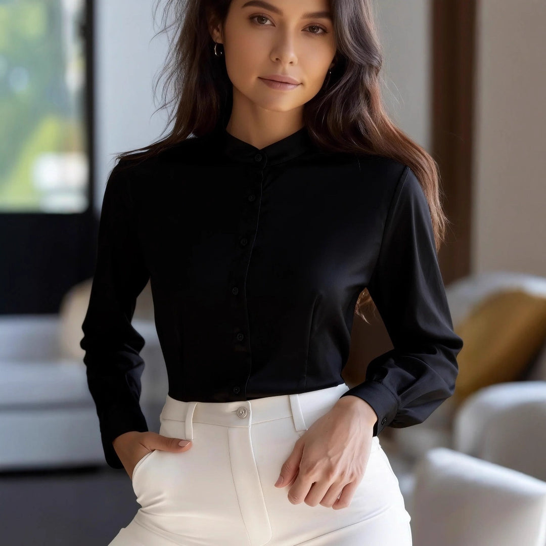 Damsatsblus med modern ståkrage och elegant knapprad Mirla-Eva Jonsson