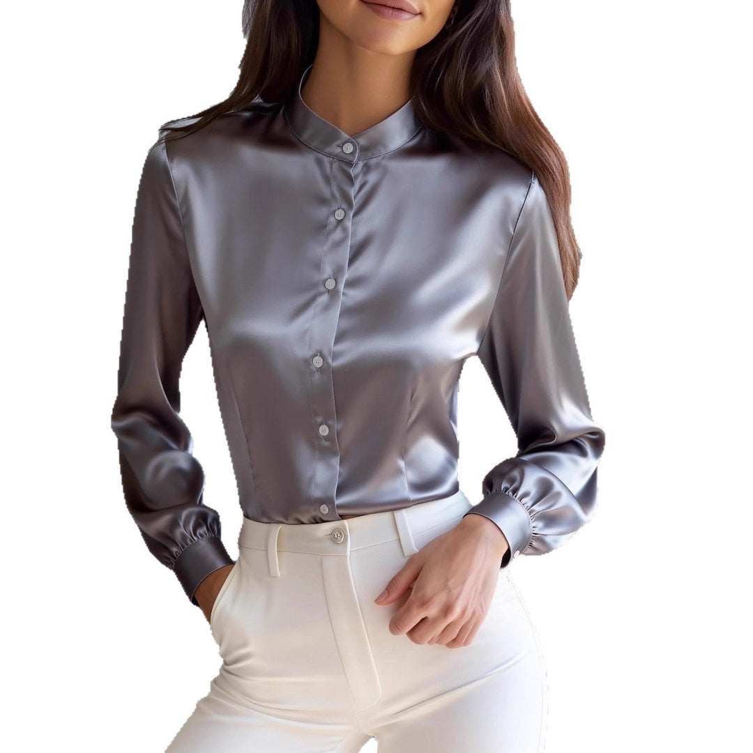 Damsatsblus med modern ståkrage och elegant knapprad Mirla-Eva Jonsson