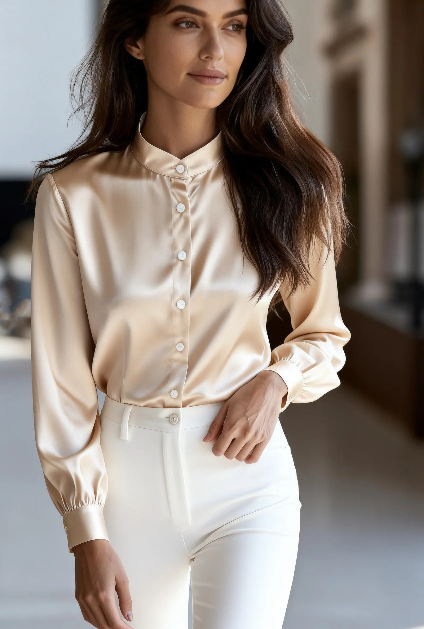 Damsatsblus med modern ståkrage och elegant knapprad Mirla-Eva Jonsson