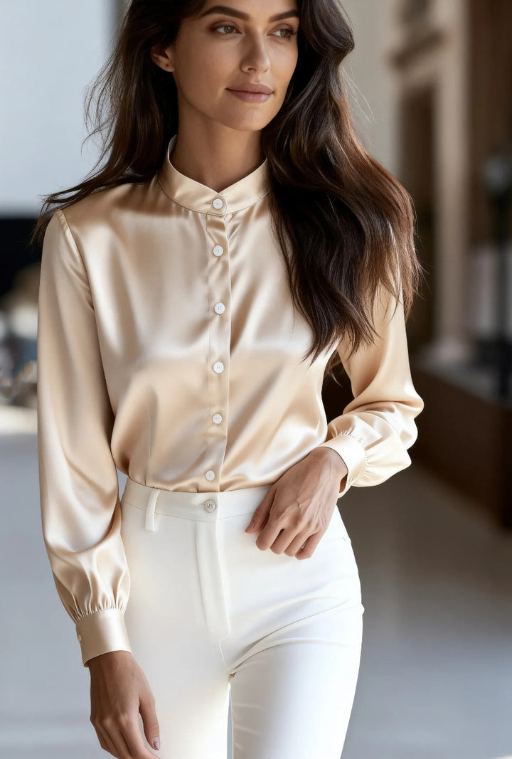 Damsatsblus med modern ståkrage och elegant knapprad Mirla-Eva Jonsson