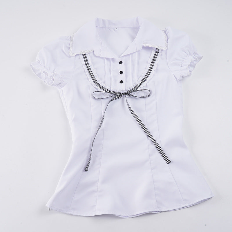 Damsblus med ruffle detaljer och kontrasterande krage Mirla-Eva Jonsson