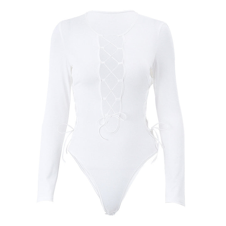 Damsdräkt med spännande cut-out-design och trendiga snördetaljer Mirla-Eva Jonsson