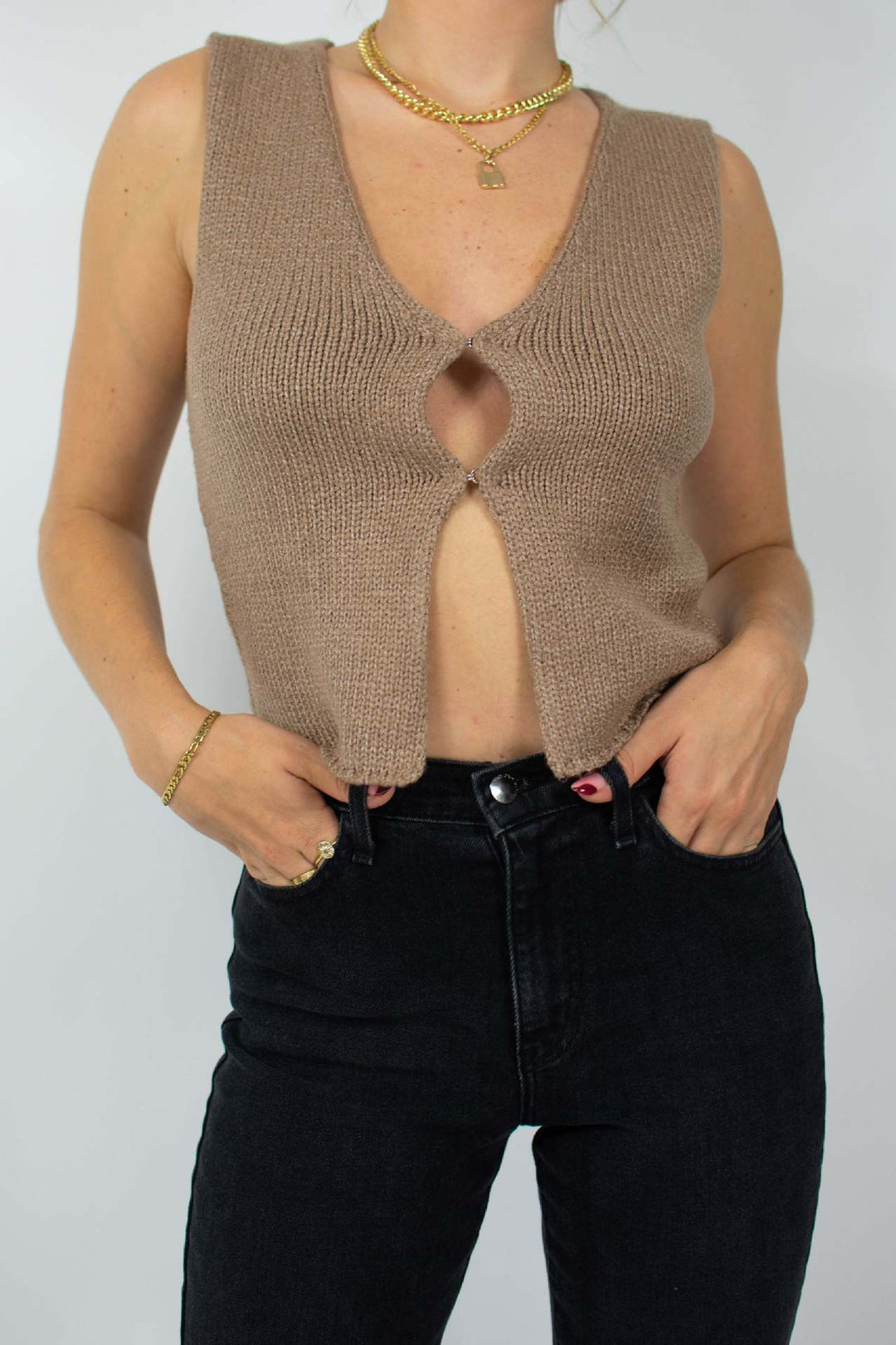 Damsen stickad crop-top med stiligt V-hals och dekorativ nyckelknäppning Mirla-Eva Jonsson