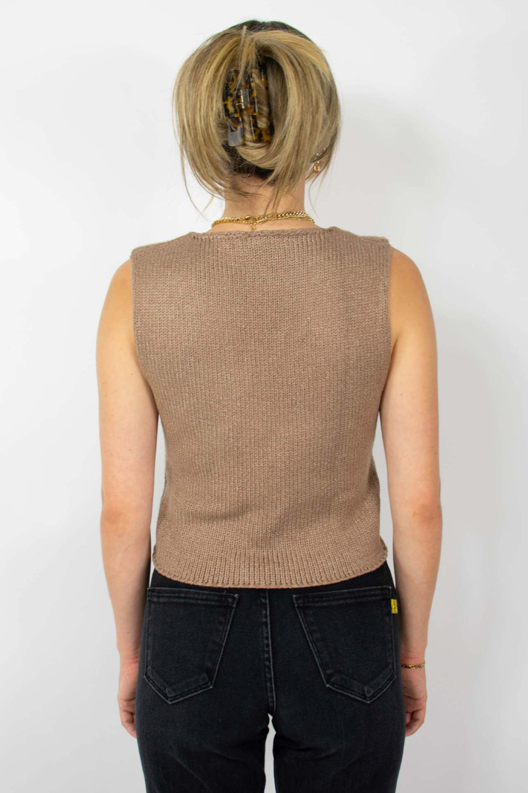 Damsen stickad crop-top med stiligt V-hals och dekorativ nyckelknäppning Mirla-Eva Jonsson