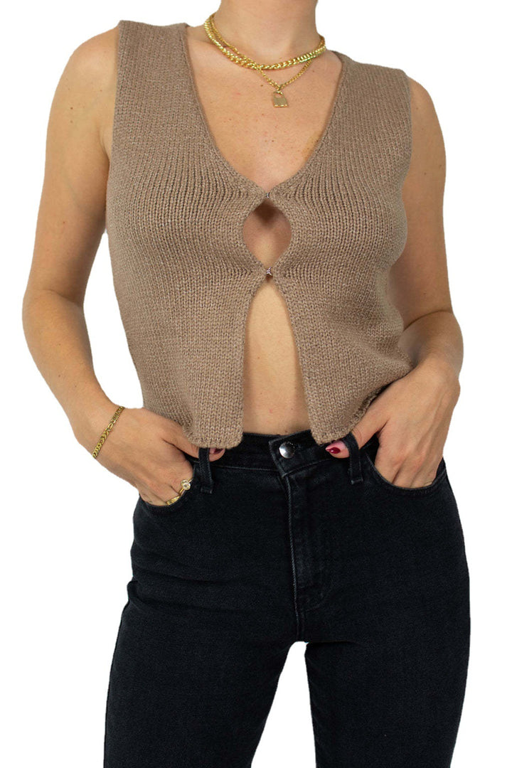 Damsen stickad crop-top med stiligt V-hals och dekorativ nyckelknäppning Mirla-Eva Jonsson