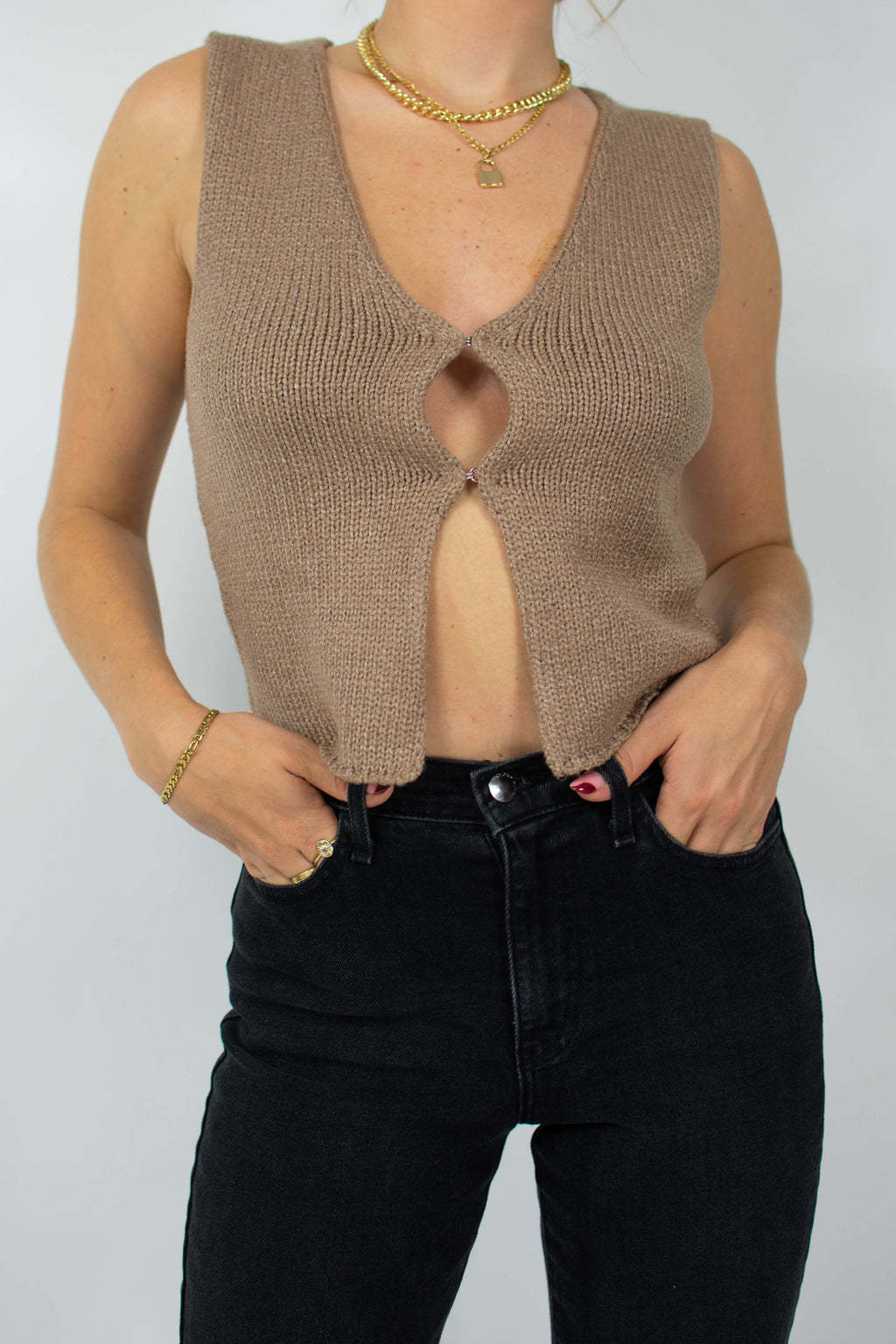 Damsen stickad crop-top med stiligt V-hals och dekorativ nyckelknäppning Mirla-Eva Jonsson