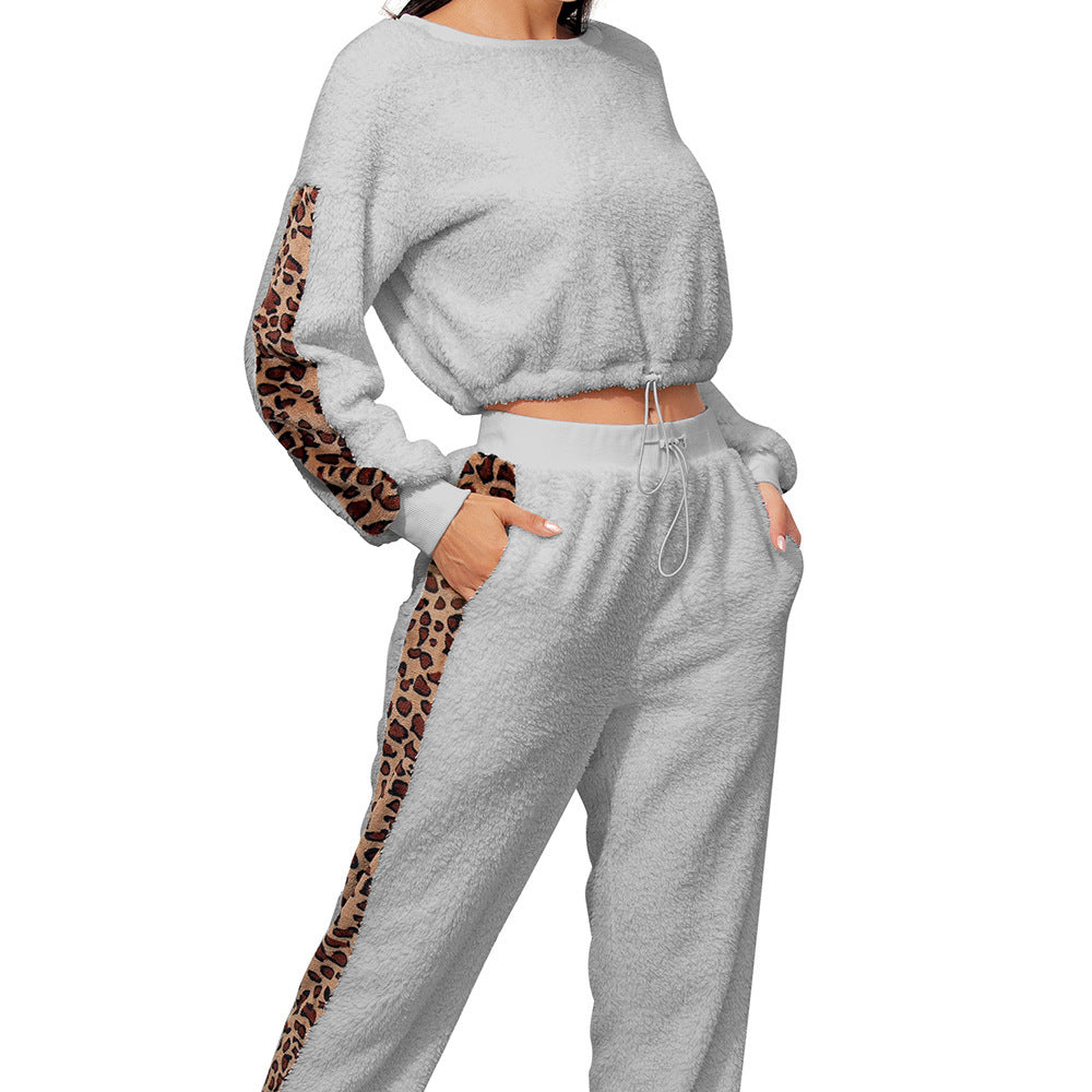 Damset bestående av fritidsorienterad sweatshirt och joggingsbyxor i modernt fleecelook Eva Jonsson-Eva Jonsson