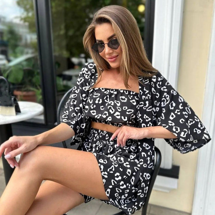 Damset bestående av luftigt överdel och shorts med djurmönster Mirla-Eva Jonsson