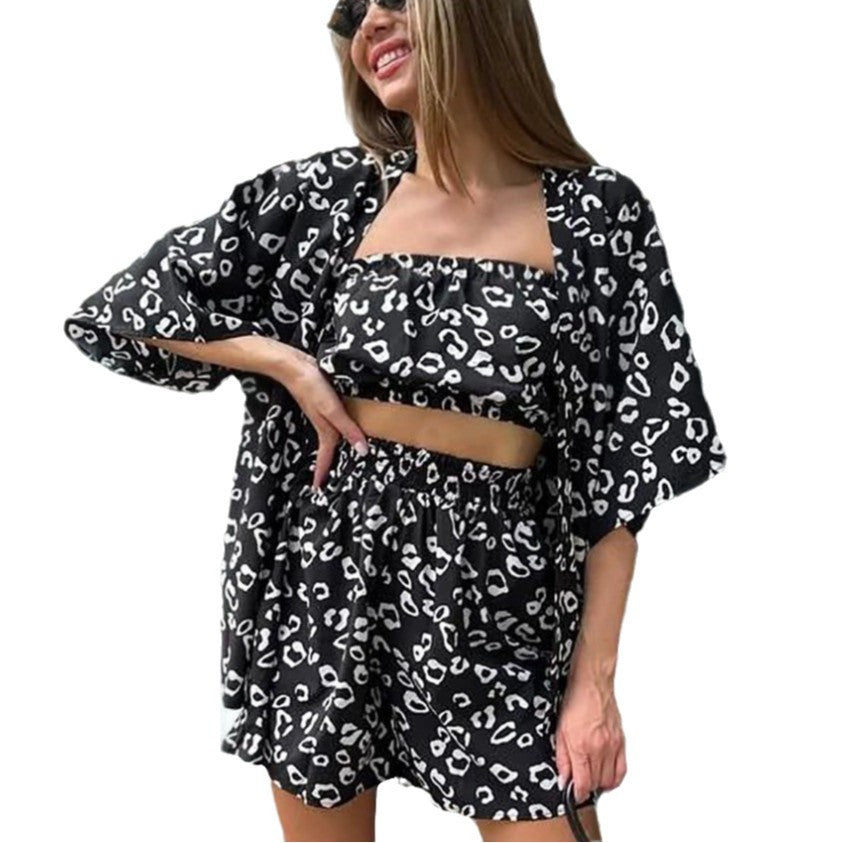 Damset bestående av luftigt överdel och shorts med djurmönster Mirla-Eva Jonsson