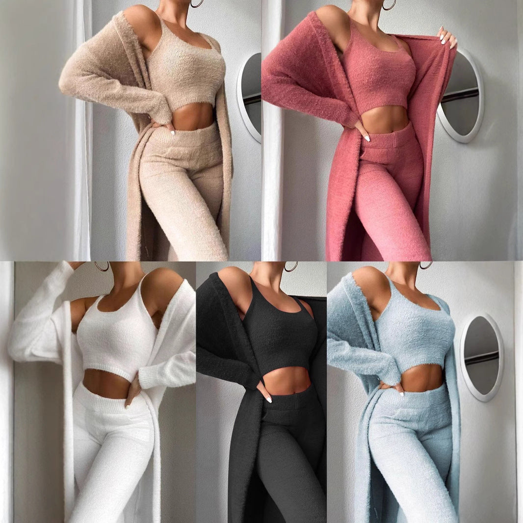 Damset bestående av mjukt stickat överdel och moderiktiga leggings Mirla-Eva Jonsson