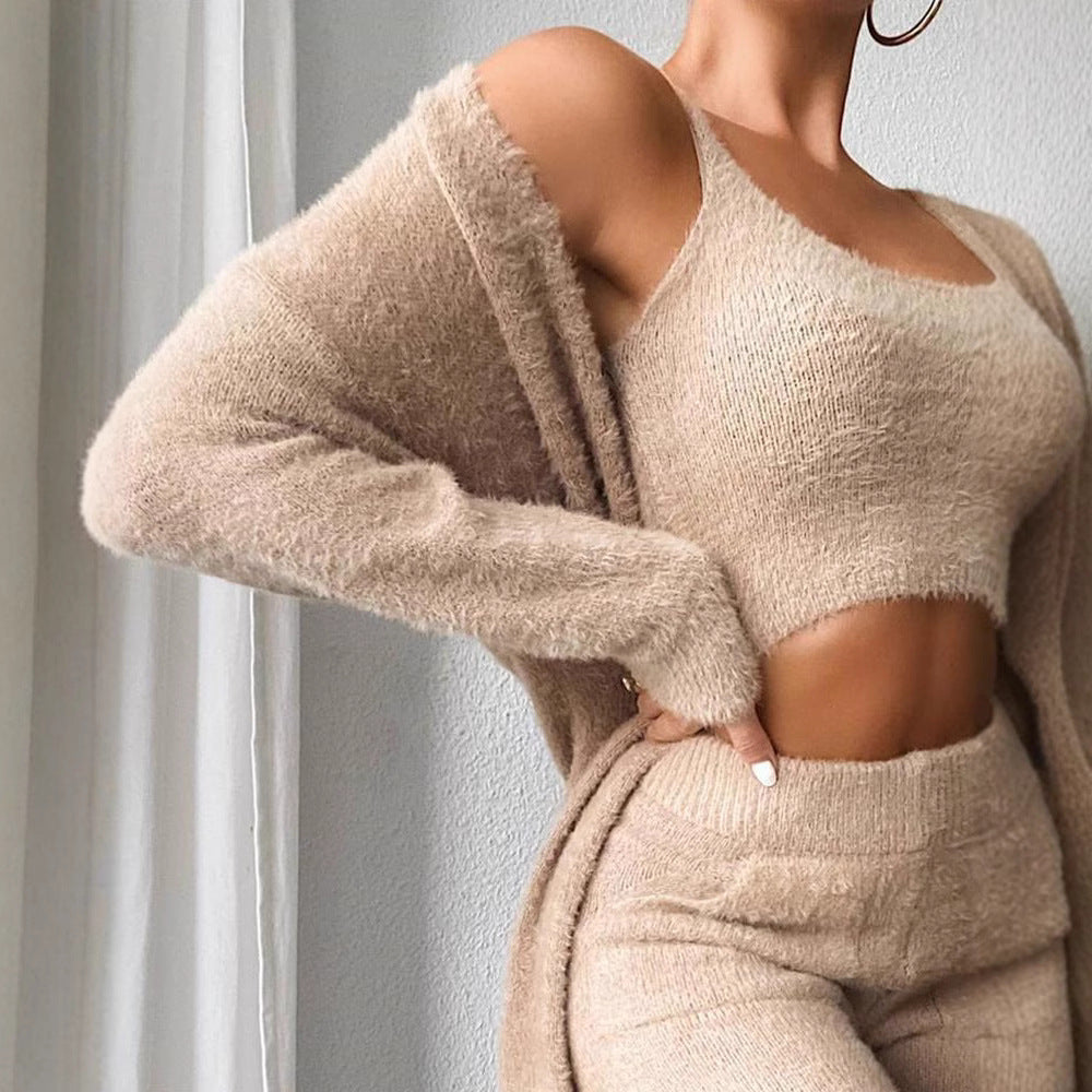 Damset bestående av mjukt stickat överdel och moderiktiga leggings Mirla-Eva Jonsson