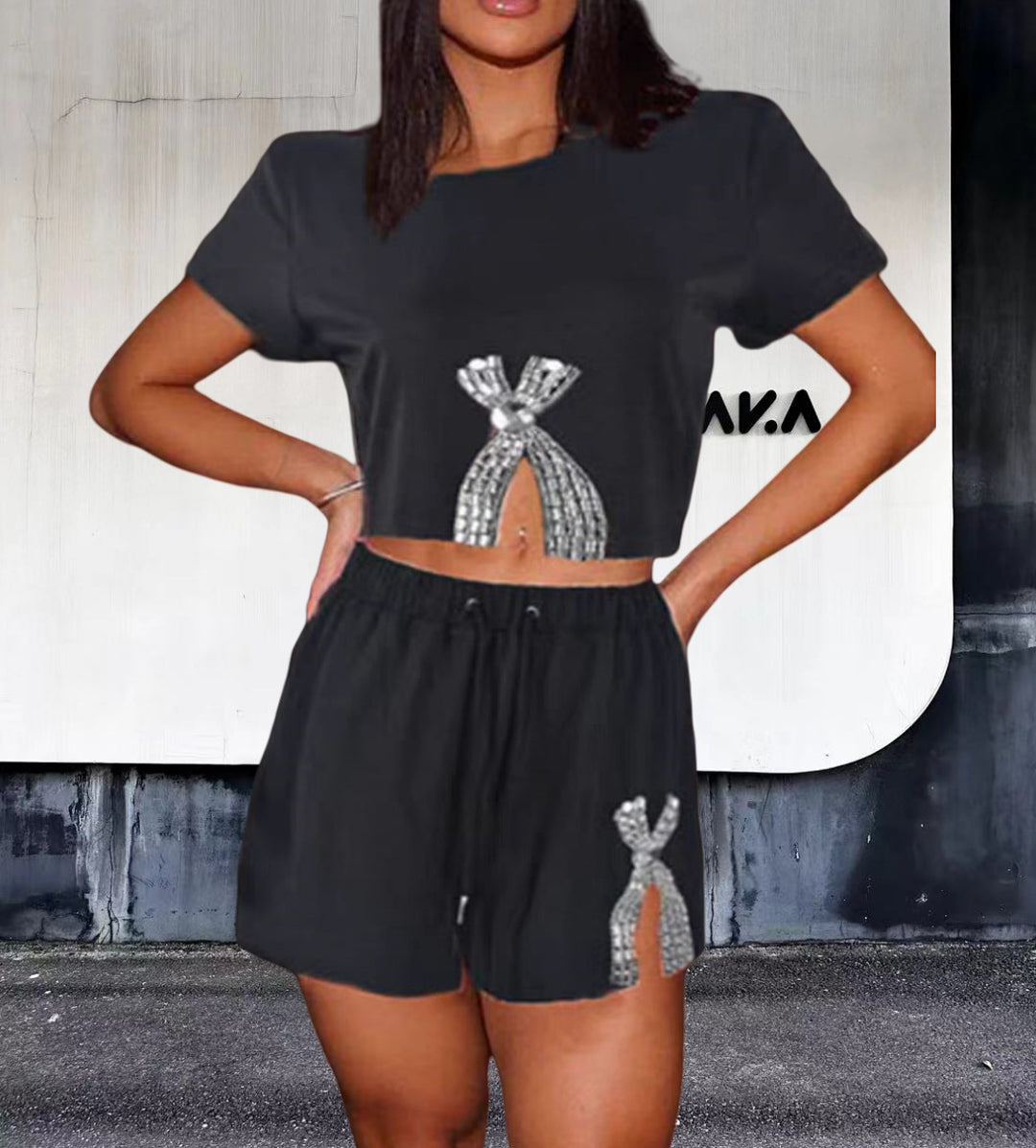 Damset bestående av randig crop-top och shorts med glitterdetaljer Mirla-Eva Jonsson