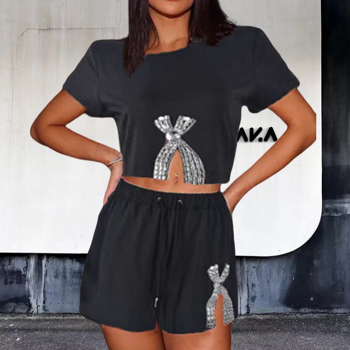 Damset bestående av randig crop-top och shorts med glitterdetaljer Mirla-Eva Jonsson