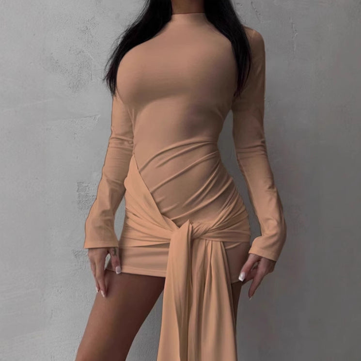 Damsfigurformande omslagklänning med långa ärmar och elegant drapering Mirla-Eva Jonsson